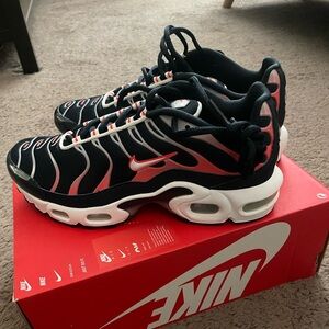 New Nike tenis shoes